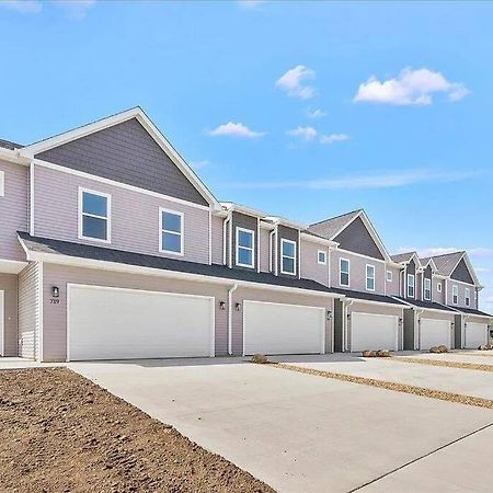 Central Cedar Falls Townhome - King Beds! 외부 사진