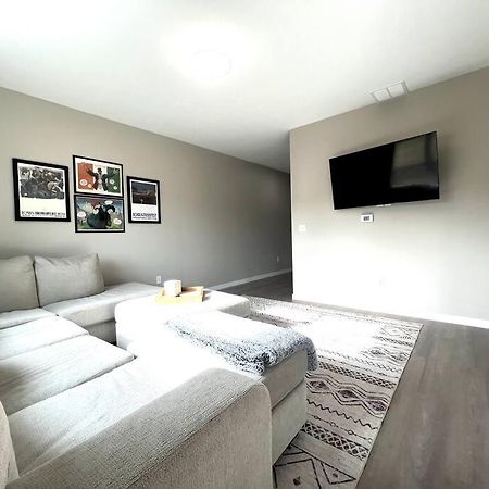 Central Cedar Falls Townhome - King Beds! 외부 사진