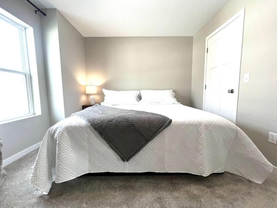 Central Cedar Falls Townhome - King Beds! 외부 사진