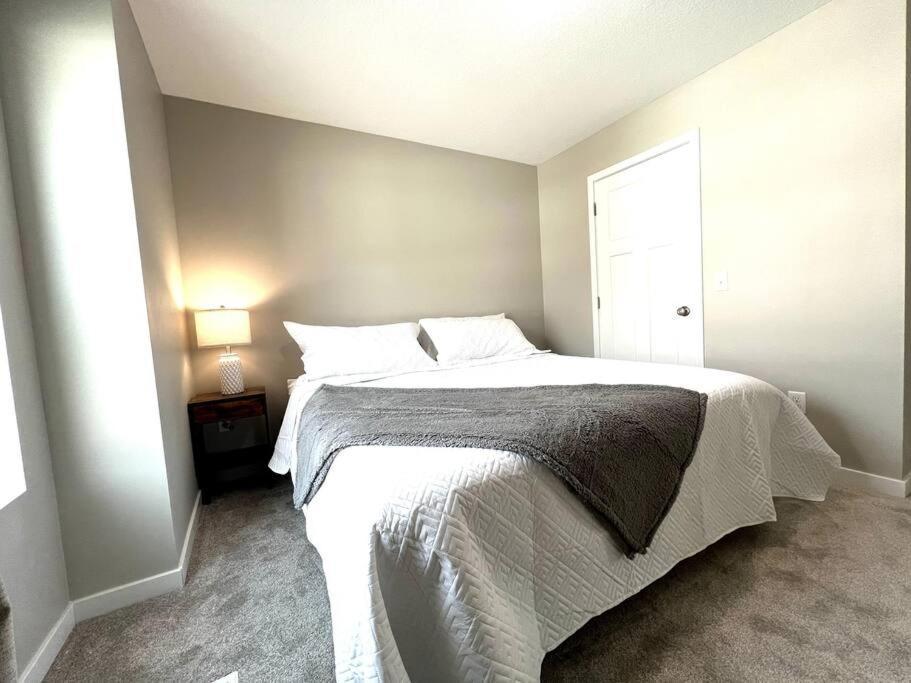 Central Cedar Falls Townhome - King Beds! 외부 사진