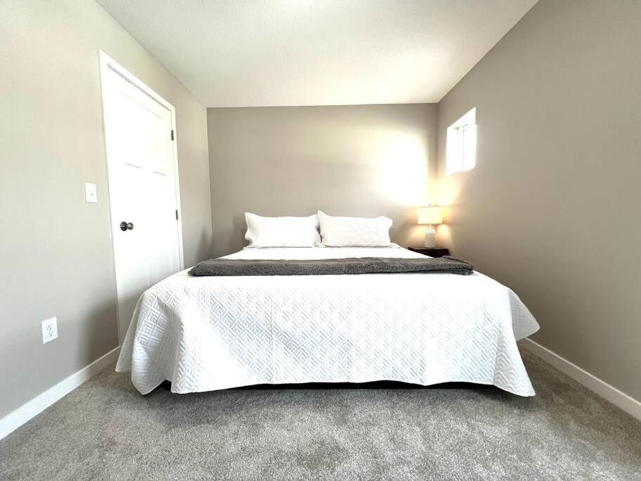 Central Cedar Falls Townhome - King Beds! 외부 사진