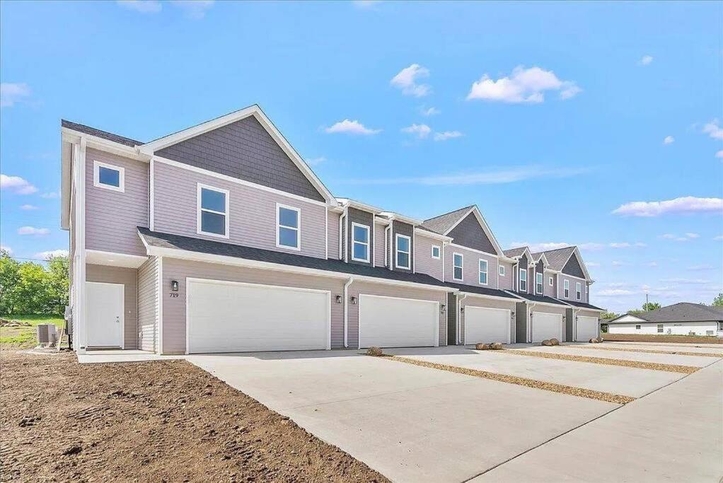 Central Cedar Falls Townhome - King Beds! 외부 사진