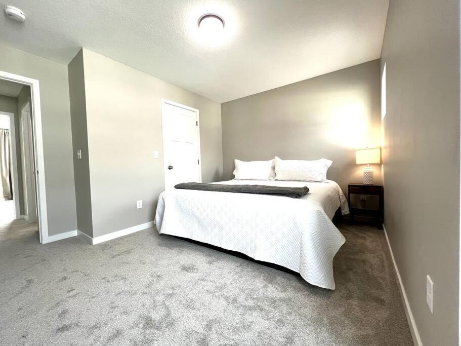 Central Cedar Falls Townhome - King Beds! 외부 사진