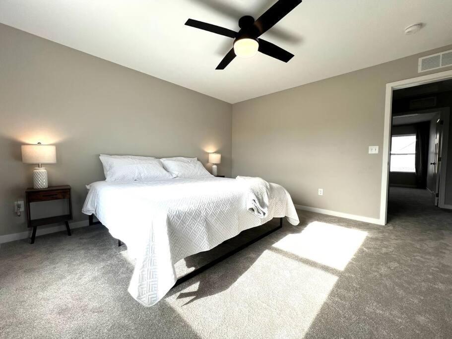 Central Cedar Falls Townhome - King Beds! 외부 사진