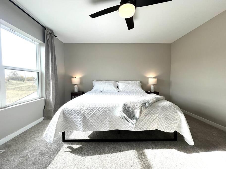 Central Cedar Falls Townhome - King Beds! 외부 사진