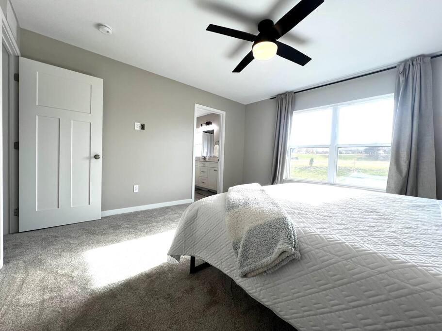 Central Cedar Falls Townhome - King Beds! 외부 사진