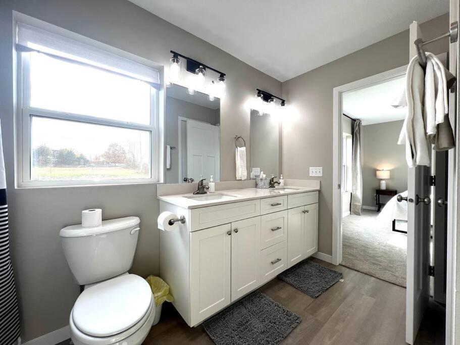 Central Cedar Falls Townhome - King Beds! 외부 사진