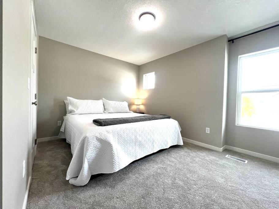 Central Cedar Falls Townhome - King Beds! 외부 사진