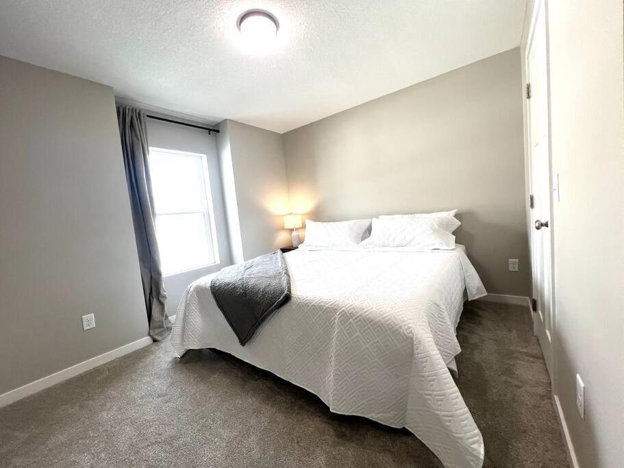 Central Cedar Falls Townhome - King Beds! 외부 사진